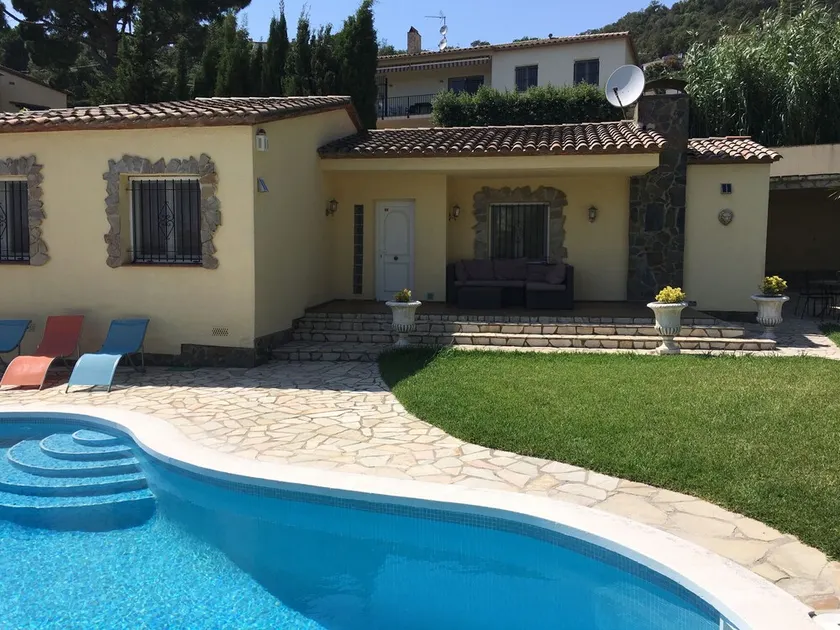 Beautiful house surrounded by an idyllic garden with salt water pool. - Image 1