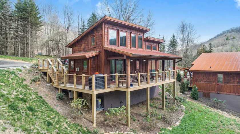 Husky Hideaway - Mountain views, Pet-friendly, Wi-Fi, and King Bed. - Image 1