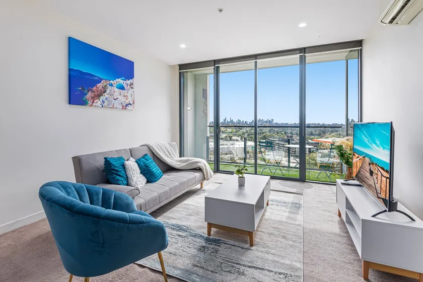 Sunset city views from a top-floor stay with pool, gym, sauna, garden and secure parking. Supermarket and dining on-site. Close to parks, beaches, universities and shopping—great for business trips, family visits or Melbourne getaways. - Image 1