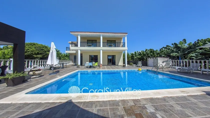 507 -Impressive villa, Quiet area, 3min walk to taverns, Near Coral bay Free A/c - Image 1