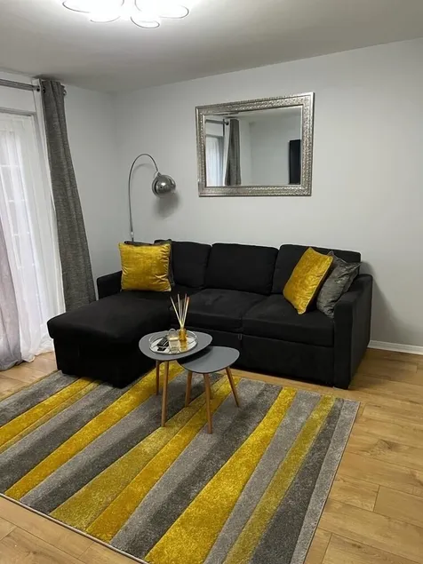 Stunning Newly Decorated Flat with Own Entrance and Garden - Image 1