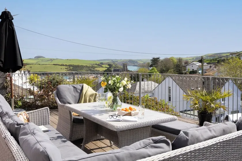 Comfortable 7-bedroom house with estuary views and parking - Image 1