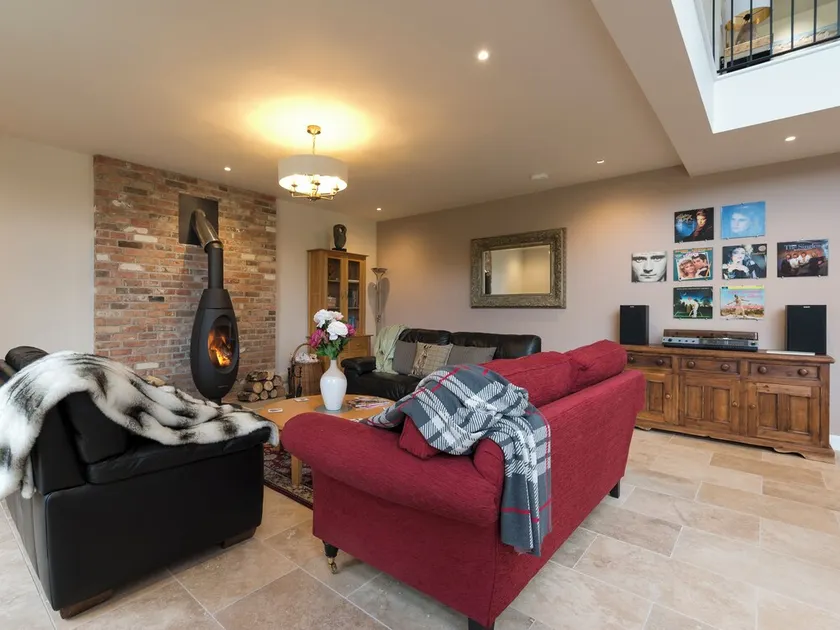 6 bedroom accommodation in Wimborne - Image 1