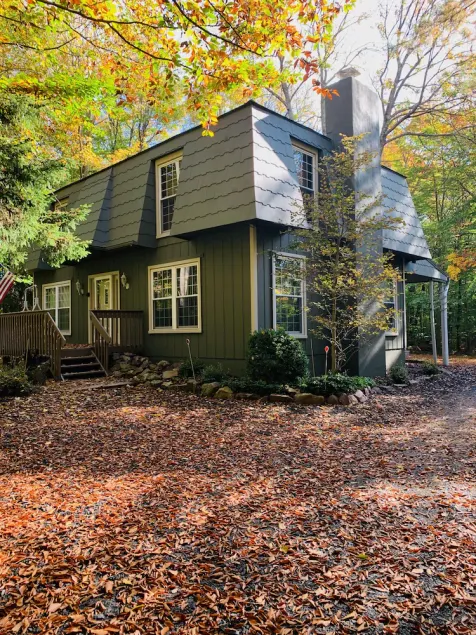 Charming 3-bedroom cabin style house nestled in the woods - Image 1