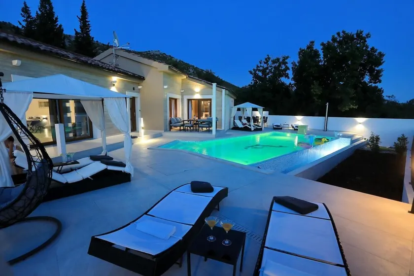 Villa in Starigrad with heated pool - Image 1