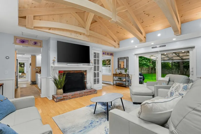 Walk to Private Beach from Cozy Retreat - Image 1