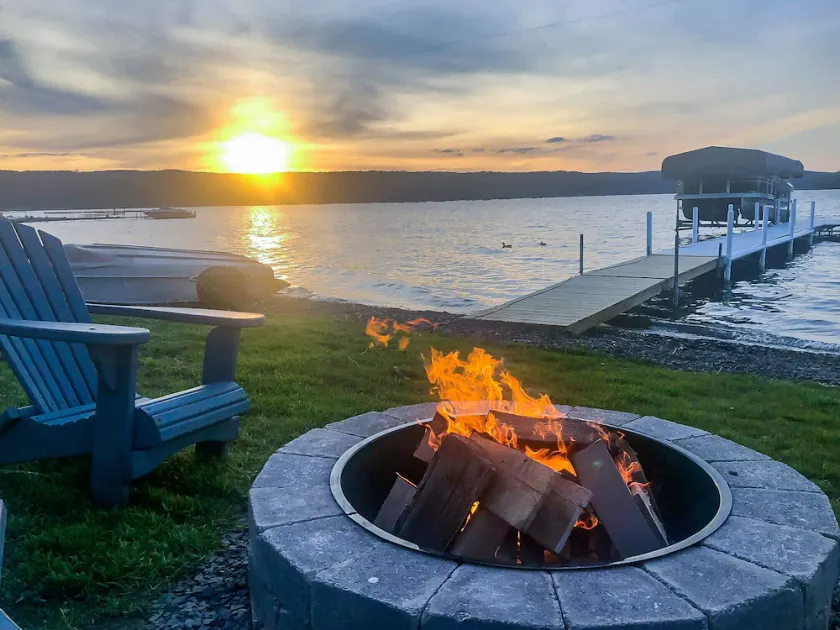 Lazy Loon Cottage er en charmerende KEUKA LAKE sommerhus med fantastisk udsigt! - Image 1