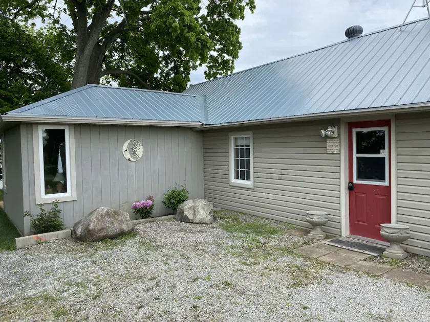 Pinot Noir cottage on the lake - Image 1