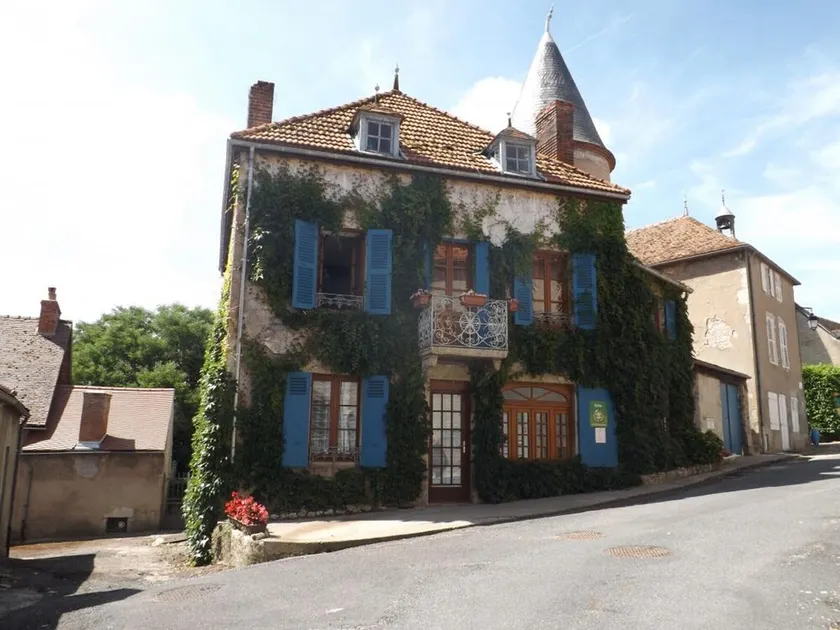 Un charmant gîte, à proximité d'un château et Vichy, avec WiFi, terrasse, jardin clos et parking. - Image 1