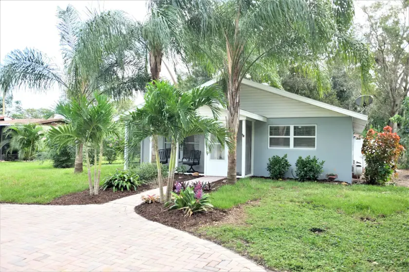Centrally located to shopping & 10 Minutes to the Beach!  - Image 1