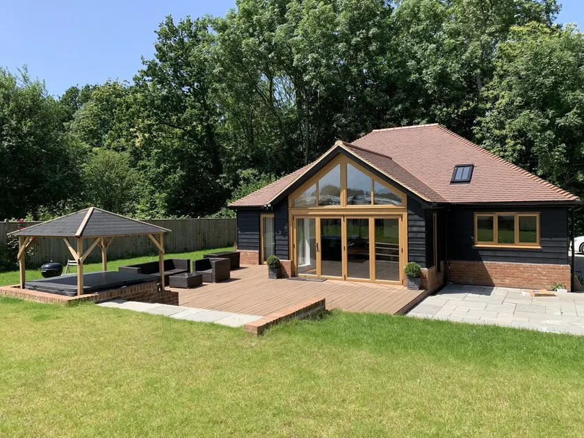 A modern luxury bungalow with an amazing hot tub located in a rural part of Kent - Image 1