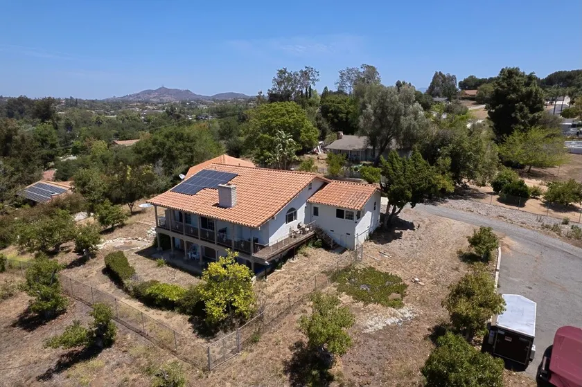 20 people can stay. Peaceful 1 acre of Avocado ranch. 2 stories. 16 beds.  - Image 1