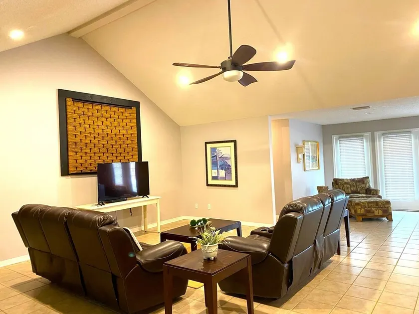 Private spacious home on 5 acres just minutes from the beaches and theme parks! - Image 1