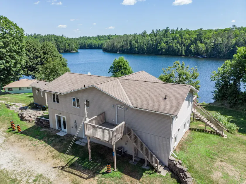 7 bedrooms, 2 kitchens, large deck overlooking lakefront cottage. Max 14 persons - Image 1