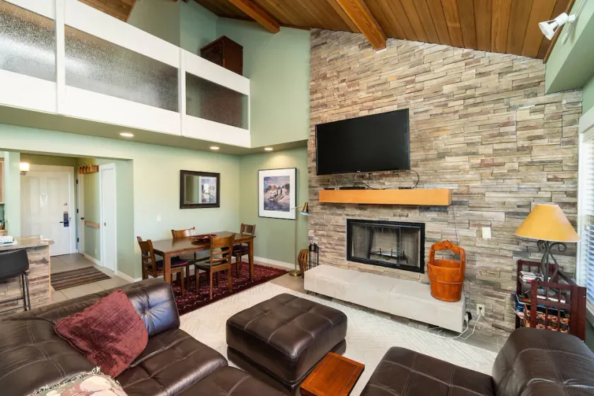 Beautiful 2 bedroom 2.5 bath Loft Condo with a view. - Image 1