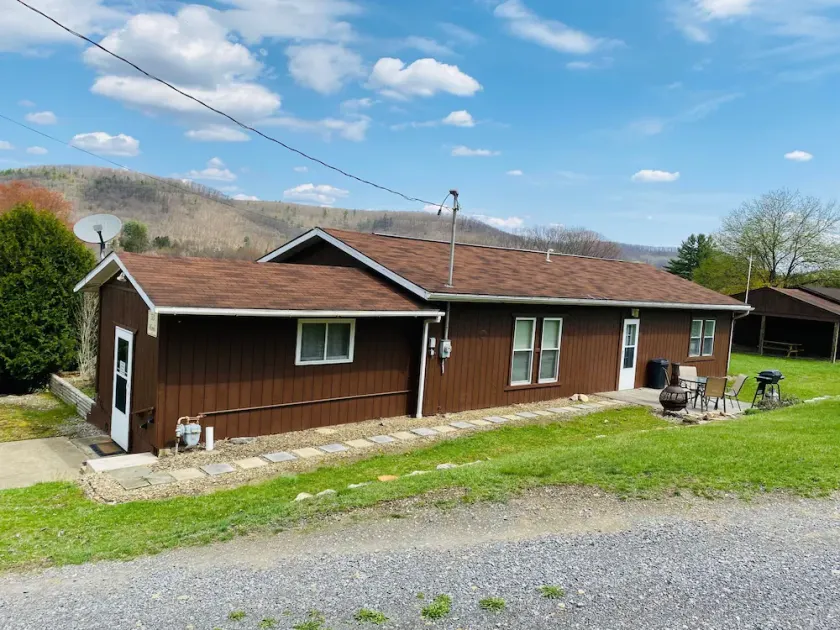 Charming 2 bedroom home in the heart of elk country. - Image 1