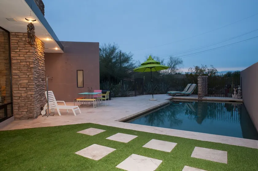Samtida Architectural Mountainside Home - Image 1