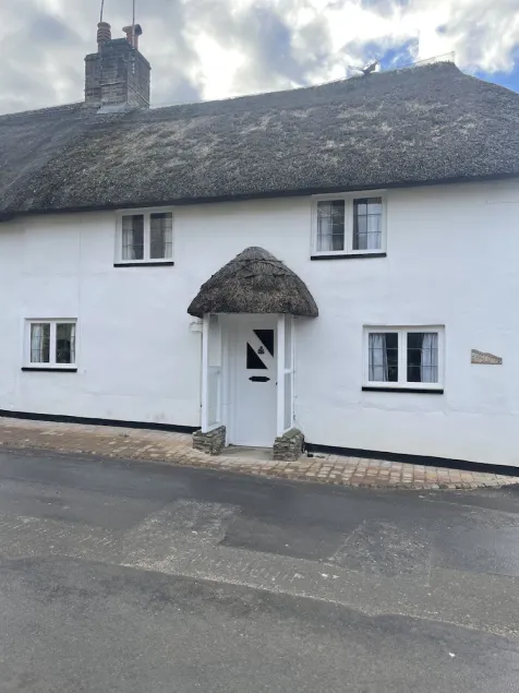 Newly refurbished thatched cottage in beautiful sleepy village - Image 1