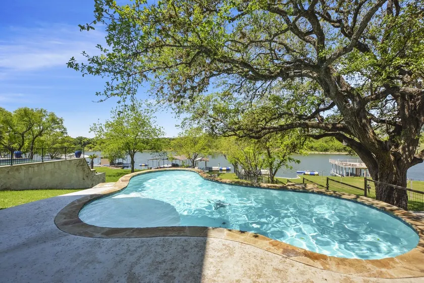 Open Water Luxury LBJ House with Heated Pool and Lakeside Pavilion! Sleeps 17 - Image 1