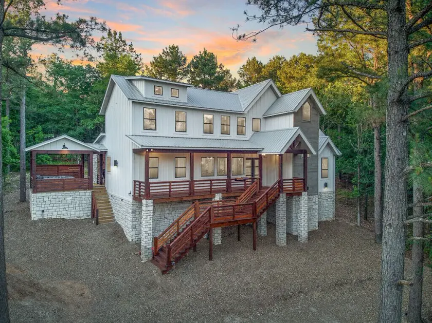 Inspiration Lodge: Charming luxury farmhouse w/ Pond Views- Sleeps 20 - Image 1