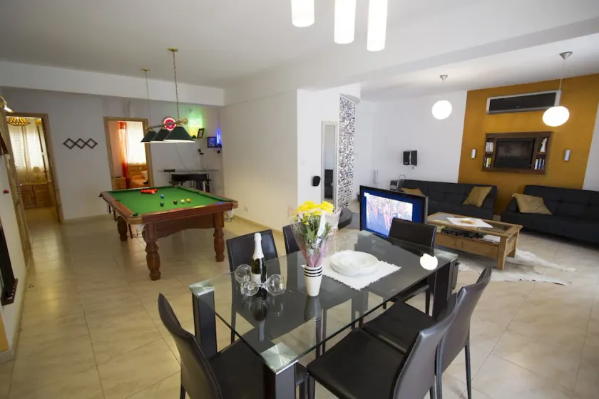 Modern and open-plan fun apartment with jacuzzi spa and seaviews of harbour - Image 1