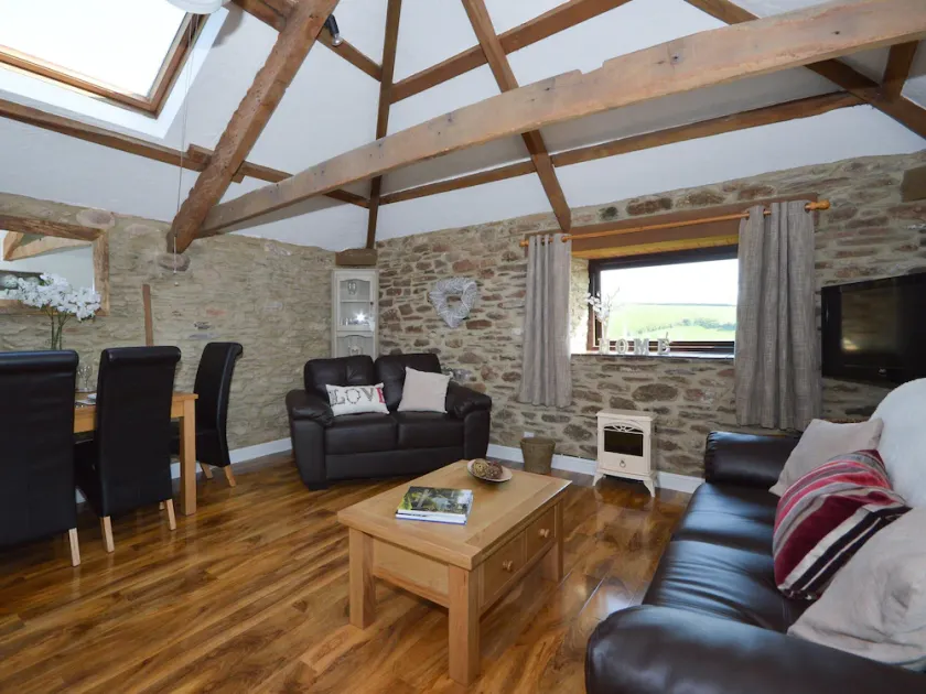 2 bedroom accommodation in Kingswear - Image 1