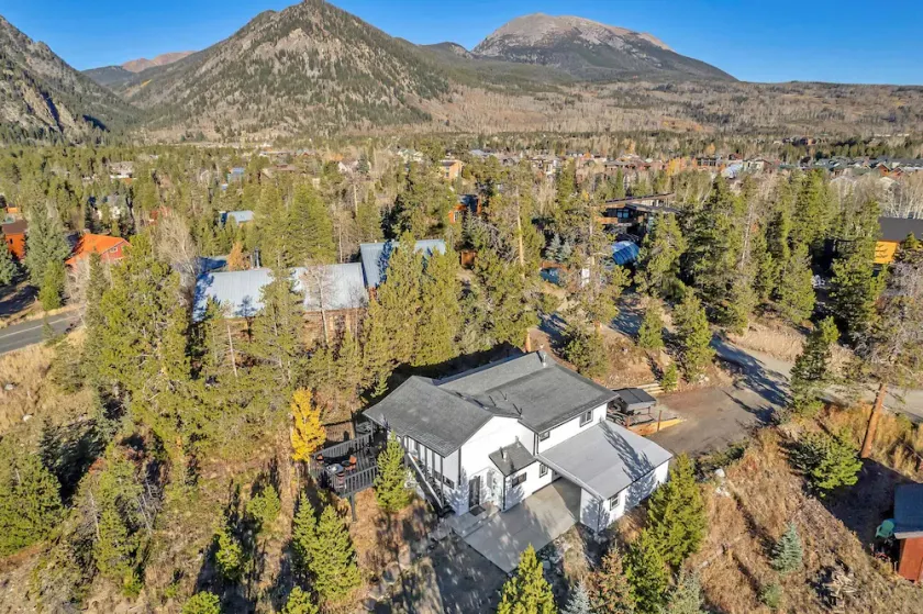 ⛷️Mountain Home☀️ Hot Tub ⛰️Walk to Downtown Frisco✨2 Kitchen/Living Room Areas - Image 1