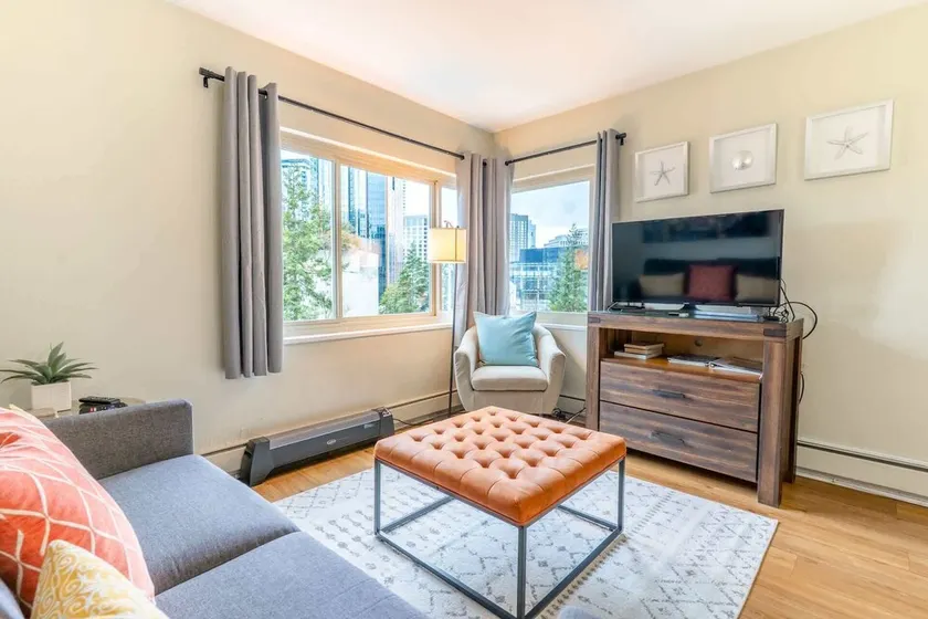 Colorful downtown condo, 2 bedrooms, king bed - Image 1