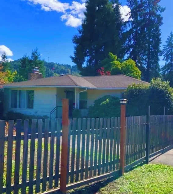 4 BEDROOM House across from River in Best Roseburg area! - Image 1