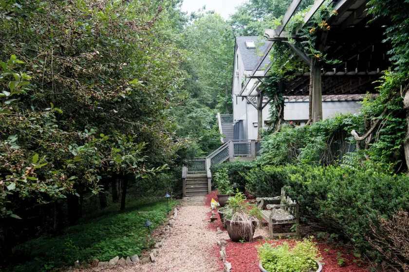 Sleeps 4 w/screen porch and private Hot Tub - Image 1
