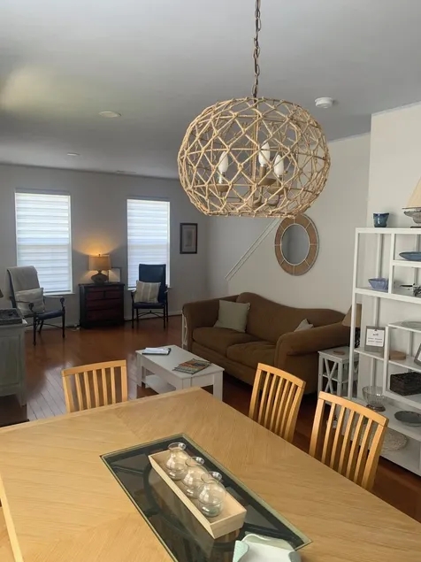 Centrally located, spacious, fully equipped townhome. Dog Friendly! - Image 1