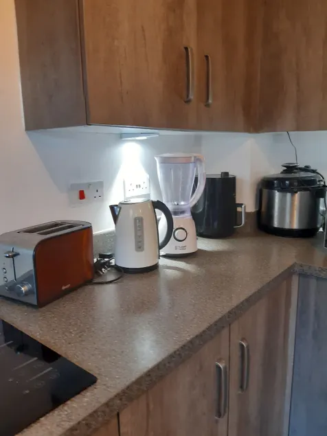 3 Bed House - Sleeps 4 - Parking - Wifi - Image 1