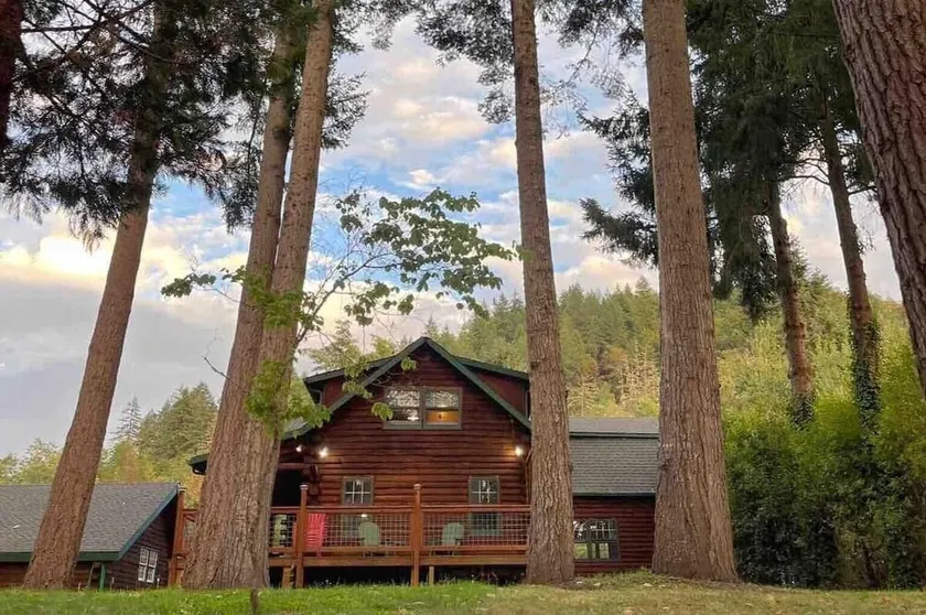 Riverfront Log Cabin in Roseburg’s Wine Country - Image 1