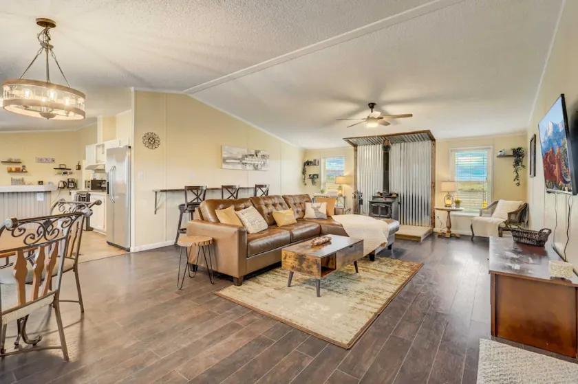 3 BD, Poker, Pool Table, Foosball & more! - Image 1