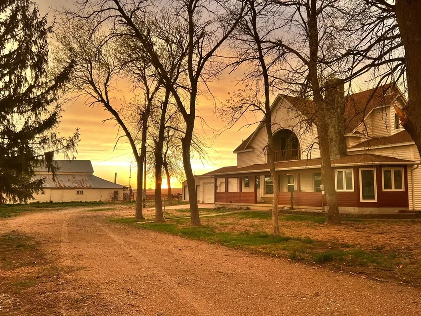 Country life secluded in an all original Victorian home. Breathtaking porch view - Image 1