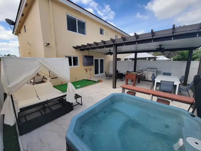 Boutique Style Home 3 Bedrooms Mini-Golf, BBQ, Hot Tub, EV-Charger Games Casino - Image 1