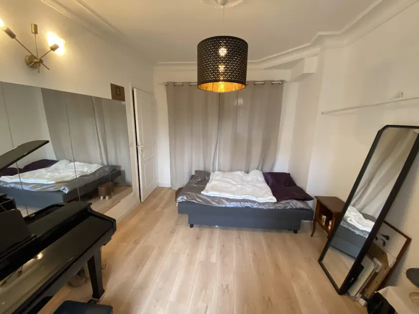 Bedroom of a bright apartment for women, 2 minutes from the metro - Image 1