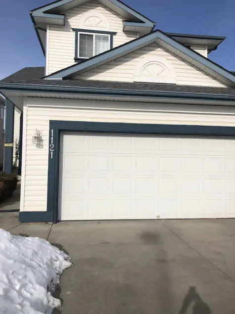Peace of mind property is a one bedroom basement with separate entrance ,wet bar - Image 1