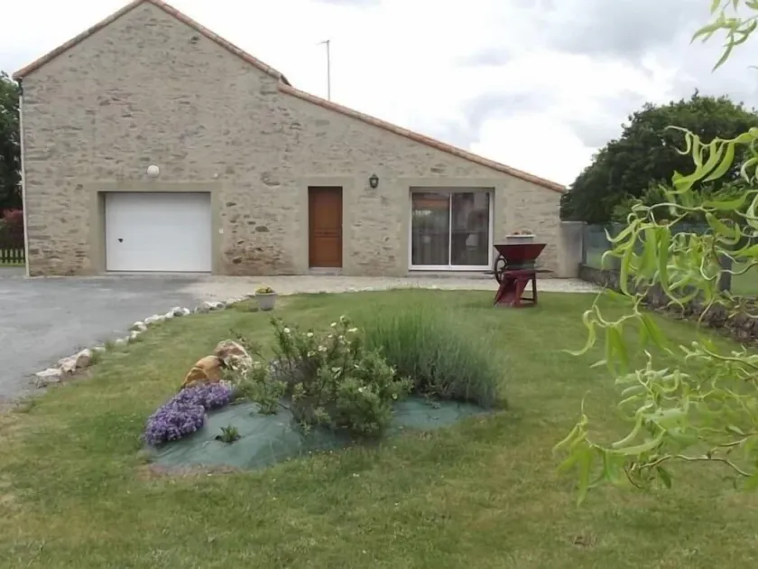 Charming Renovated Barn, Spacious Garden, and Ping-Pong Table in La Garnache - Image 1