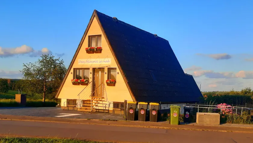Vacation home 'So close to heaven' with 5 bedrooms, 2 bathrooms, 3x WC, garden - Image 1