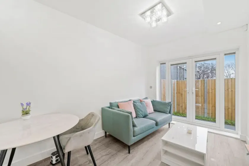 Bright and stylish 1 bedroom flat, great location! - Image 1