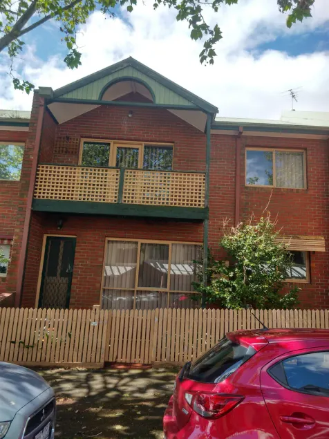 Kensington 3BR Townhouse 10min walk Flemington Racetrack & 15min MelbShowground - Image 1