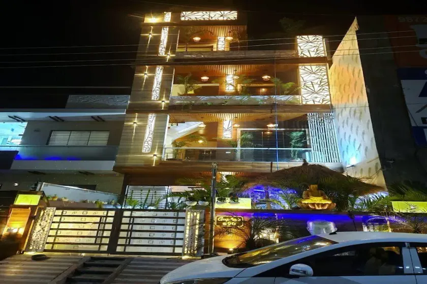 Urban homestay 8bhk individual rooms-swimming pool, projector,table tennis - Image 1