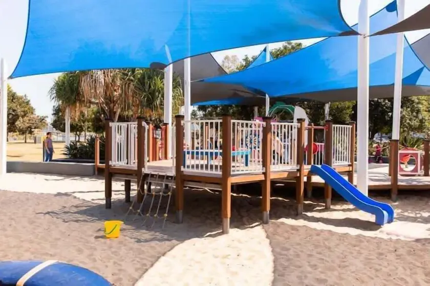 Family Friendly Balmoral Home with Pool and Views - Image 1
