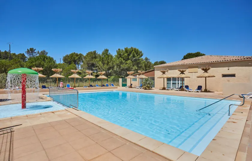 Accès Piscine Extérieure Saisonnière | Espace Confortable avec Accès au Court de Tennis - Image 1