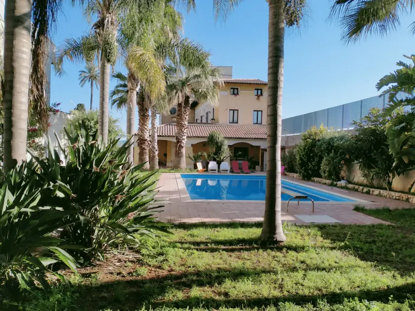 Elegant villa med have og privat pool. - Image 1