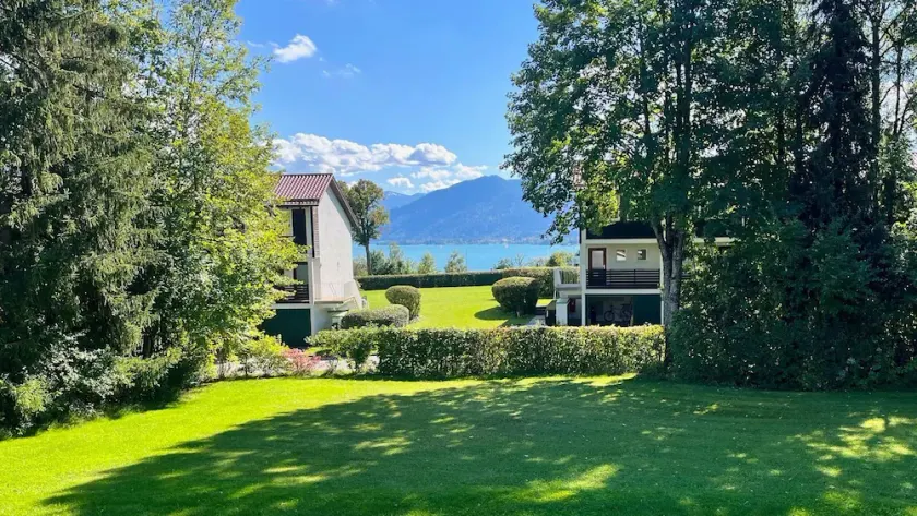 Serviced apartment with lake view, fast internet, garage & flexible check-in - Image 1