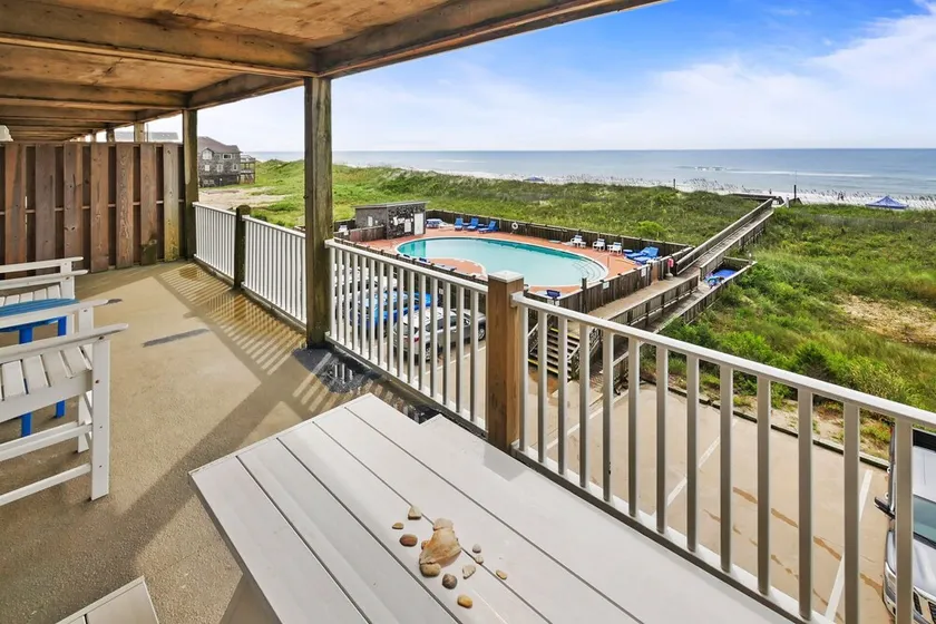 Oceanfront, dog-friendly condo with ocean view, pool & central AC - Image 1