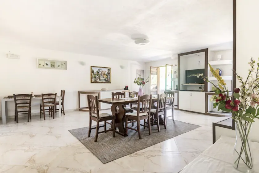 Apartment with private garden and pool - Image 1