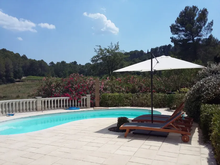 Quietly situated house 5 minutes from the village center. - Image 1